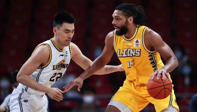 女子在冰面上奔跑拍照，突然冰面破裂女子坠入湖中！（女子冰面拍照奔跑突遇冰裂，坠入湖中）