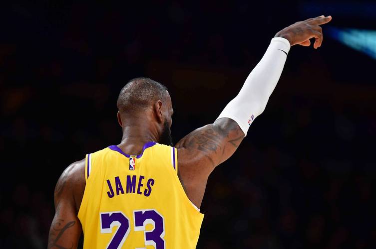 CCTV5+直播曼城vs桑德兰：福登脚头正热 曼城以攻代守全取3分（CCTV5+直播曼城对阵桑德兰：福登状态火热，曼城以攻制守力取三分）