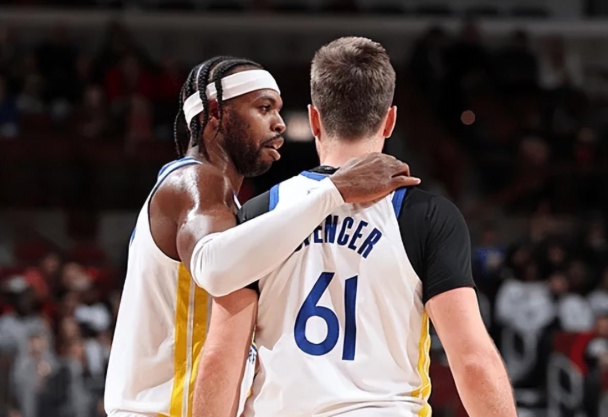 豪取16连胜，孔帕尼在客胜巴黎后与球员一同庆祝胜利（做客巴黎告捷，孔帕尼率队同庆，豪取16连胜）