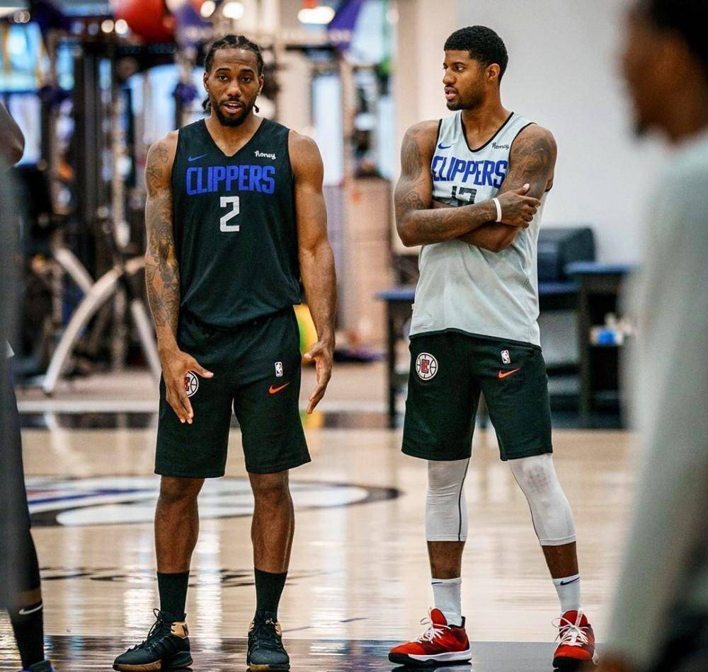 足球国足训练强度升级，体能教练参与指挥（国足加码训练强度，体能教练亲自指挥）