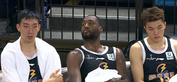 球队开场三分钟就进球，太狠（球队开场3分钟闪电破门，太猛了）