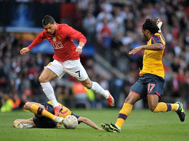 詹姆斯两双数据跻身队史前十，湖人负马刺止步NBA杯八强（詹姆斯两双升至队史前十，湖人不敌马刺无缘NBA杯四强）